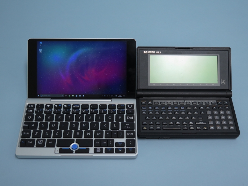 HP 95LXとの比較。HP 95LXのほうが小さい。日本ではおそらくHP 200LXの方が有名であろう