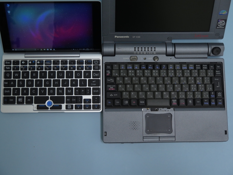 回転/ヨーするカメラユニット。着脱式で携帯電話インターフェイスと差し替え可能