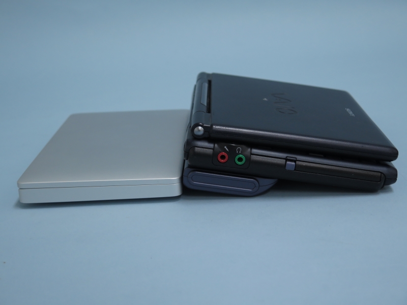 バイオUはフットプリントこそ小さいが、バッテリが底部についているため厚みが出る