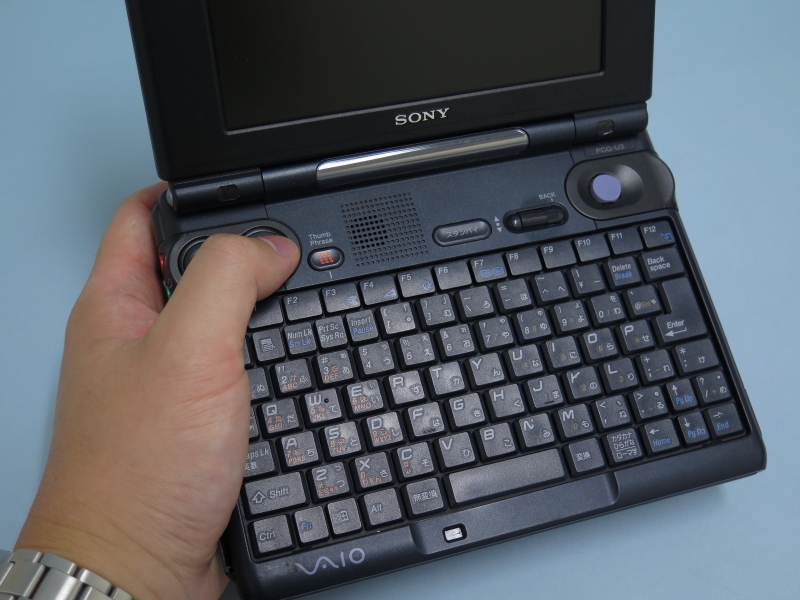 バイオUが提唱する、PCを持ち上げて使う「モバイルグリップ・スタイル」(写真は撮影のため片手で持っています)