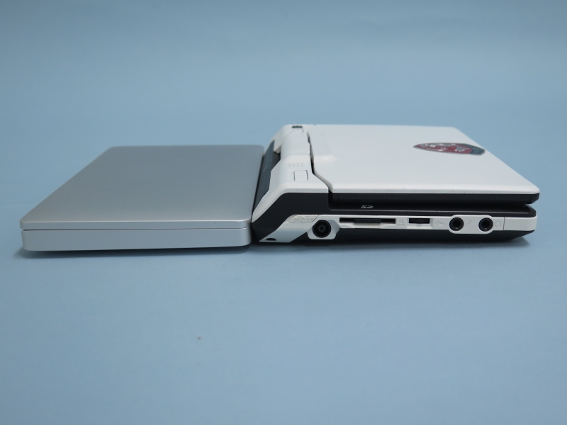 厚さも2倍ほど違うが、CFおよびSDカードスロットを備えているのが良い