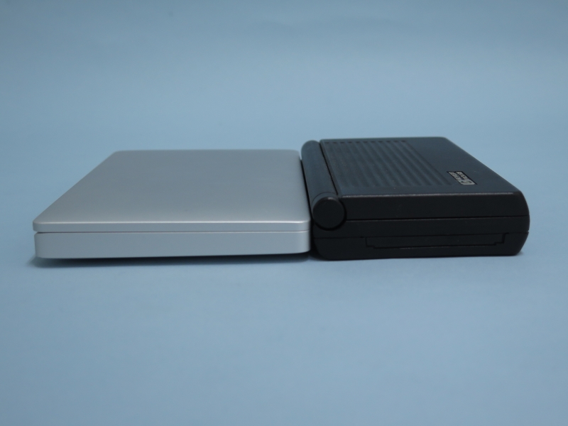 厚さの比較。こうしてみるとHP 95LXも時代の割には健闘している