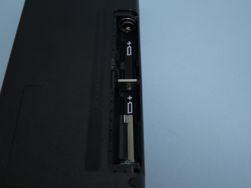 単3形電池2本で動作する点がHP 95LXのいいところ。25年後も問題なさそう