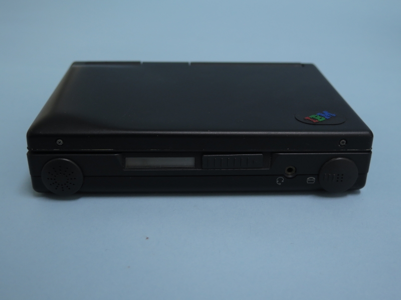 前面に“受話器”を搭載し、電話線に繋いで電話機として使える。ダイヤルは住所録から直接行なえて便利