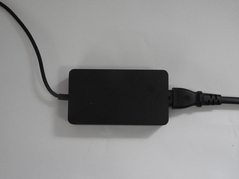 付属のACアダプタ。44W仕様で、コンパクトだ