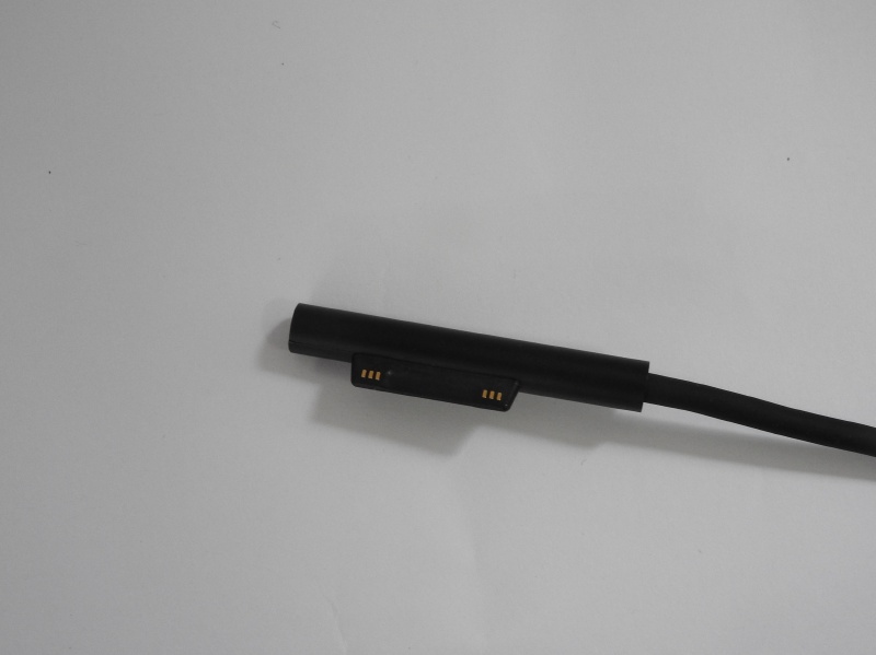 DCコネクタがSurface Connectになっている。マグネットで固定される仕組みで、USB Type-Cと同様に、どちら向きに挿しても問題ない