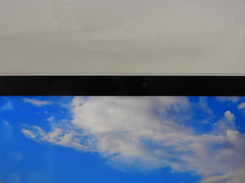 液晶上部に、720pカメラとWindows Hello顔認証サインイン用カメラを搭載している