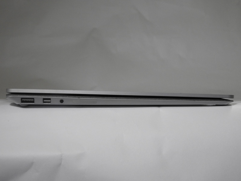 左側面には、USB 3.0ポートとMini DisplayPort、ヘッドセット端子が用意されている