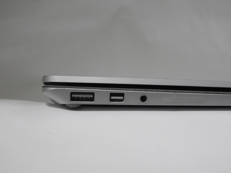 左側面の端子部分のアップ