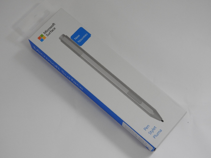 オプションのSurfaceペンのパッケージ。初代に比べて遅延が少なくなり、快適に手書きイラストやメモを描ける