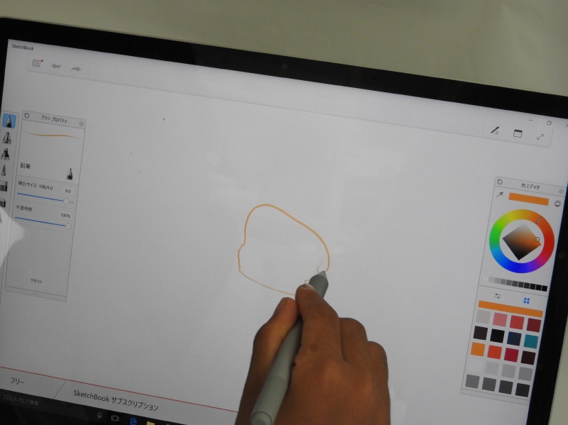 Surfaceペンで絵を描いているところ