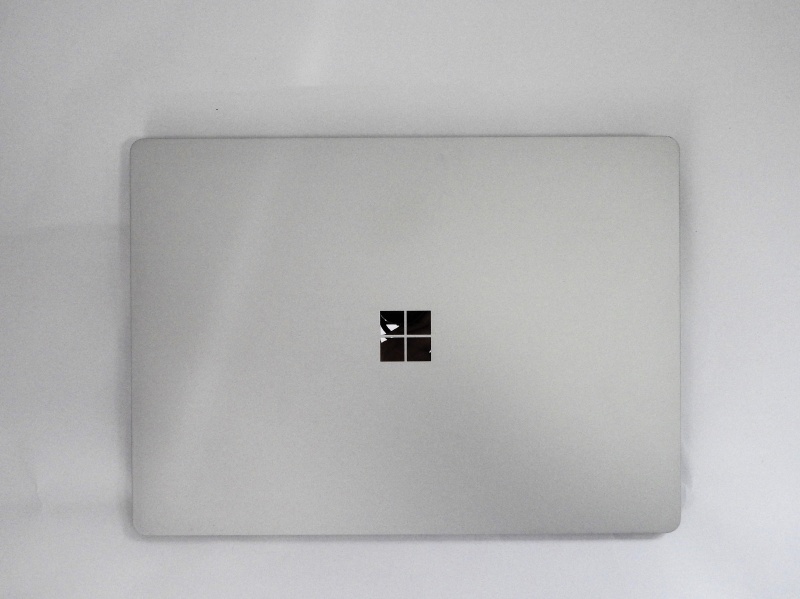 Surface Laptopの上面。シンプルなデザインで好感が持てる