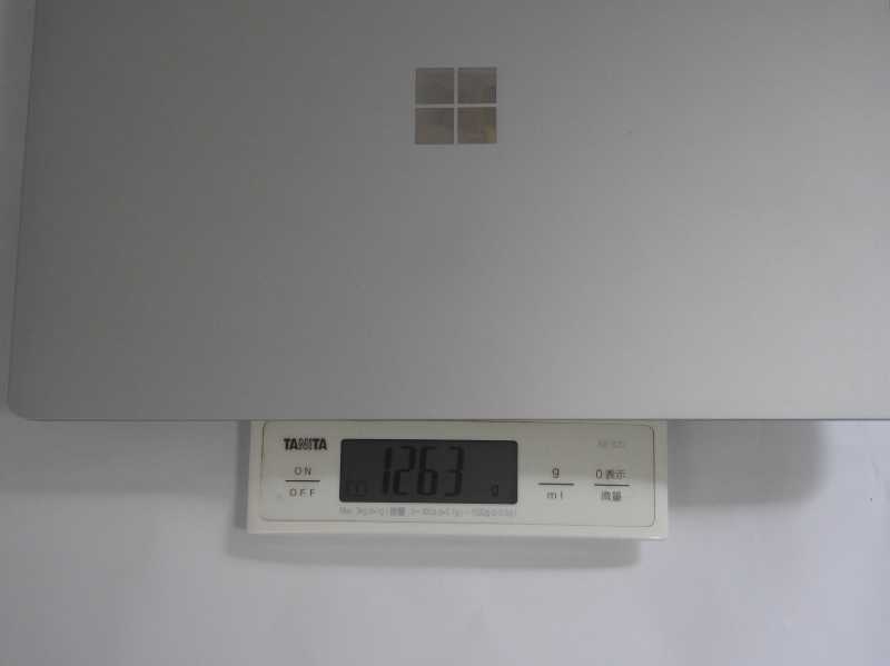 Surface Laptopの試用機の重量は、実測で1.263kgであった