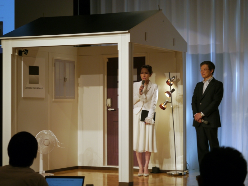 暮らしのIoTサービスのデモンストレーションの様子