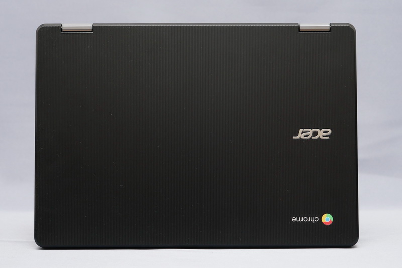 天板部分。MILスペック準拠の優れた堅牢性があり、多少ラフな利用でも問題ない。ただ、樹脂の素材感が直接伝わることもあって、高級感はない