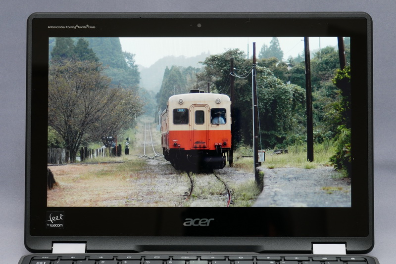 IPSパネルを採用。表面は光沢仕様で映り込みは目立つが、表示品質は申し分ない