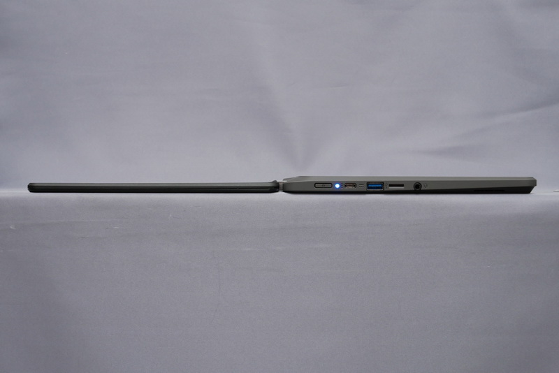 ディスプレイはフラットに開くため、プレゼン時も便利