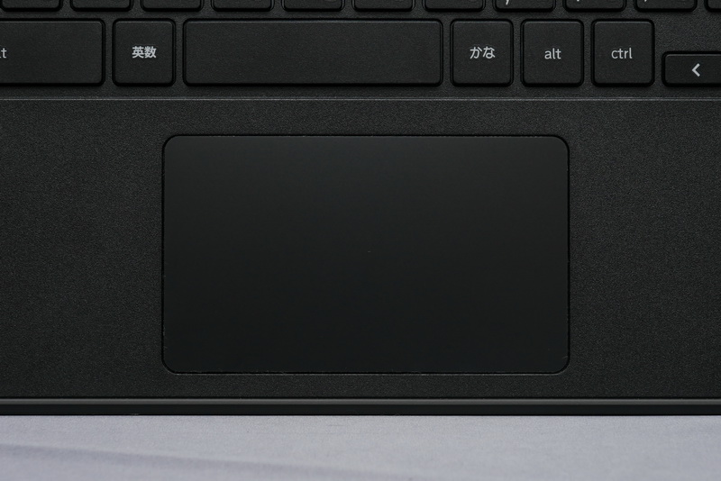 クリックボタン一体型の大型タッチパッドも搭載。クラムシェルモードでの利便性も申し分ない