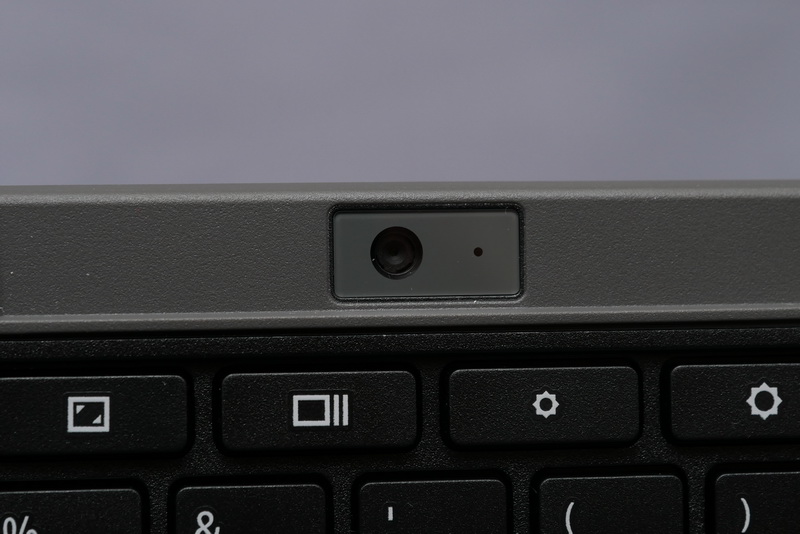 キーボード上部には500万画素のアウトカメラを搭載。オートフォーカス対応でインカメラよりも高画質な撮影が可能