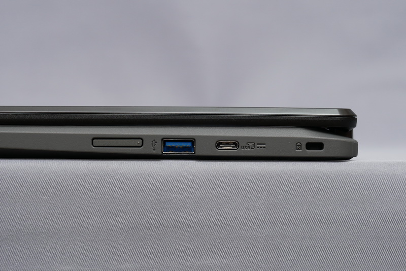 右側面には、USB 3.0ポートとUSB 3.0 Type-Cポートを配置。ボリュームボタンもこちらにある