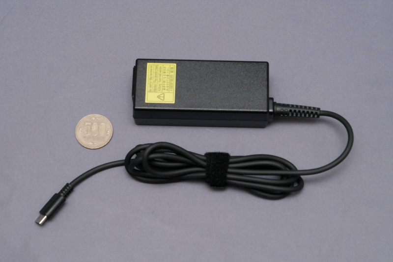 付属のACアダプタは比較的コンパクト。USB Type-C接続で出力は最大45W