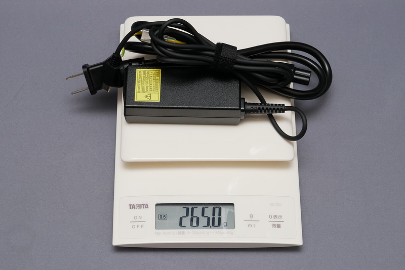 ACアダプタの重量は、電源ケーブル込みで実測265g