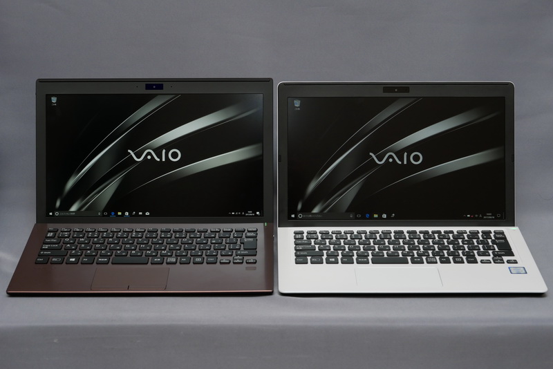 こちらは液晶を開いて従来モデル(右)と並べた様子。こちらからも、新モデルでは全体的に直線的なデザインになっていることがよくわかる