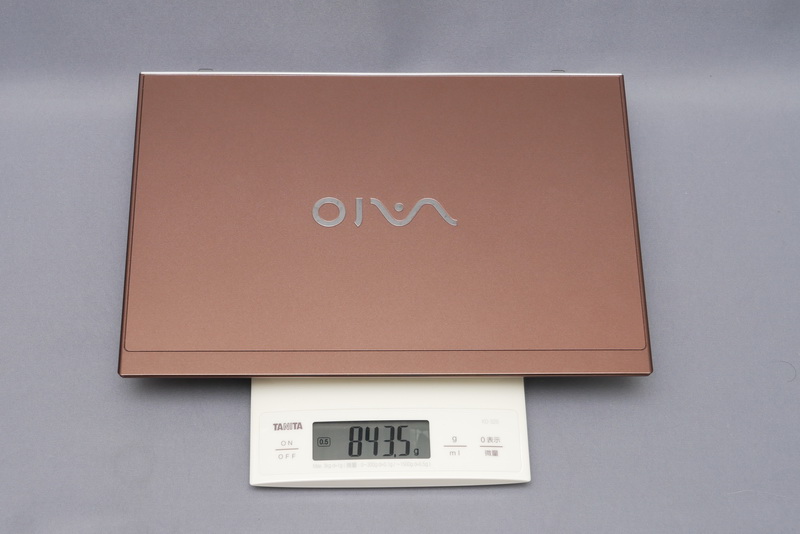 重量は実測で843.5gと、従来モデルよりも100g近く軽くなっている