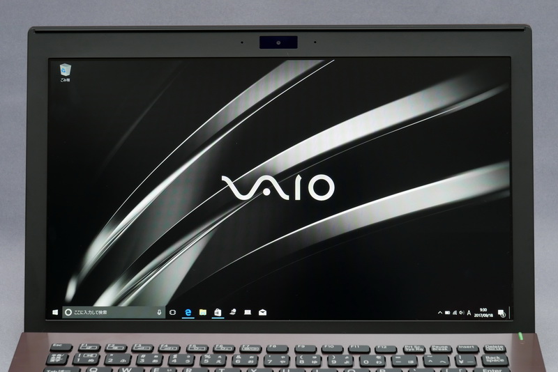 1,920×1,080ドット表示対応の11.6型液晶を採用。パネルの種類は非公開だが、IPSパネル同等の広視野角を確保している