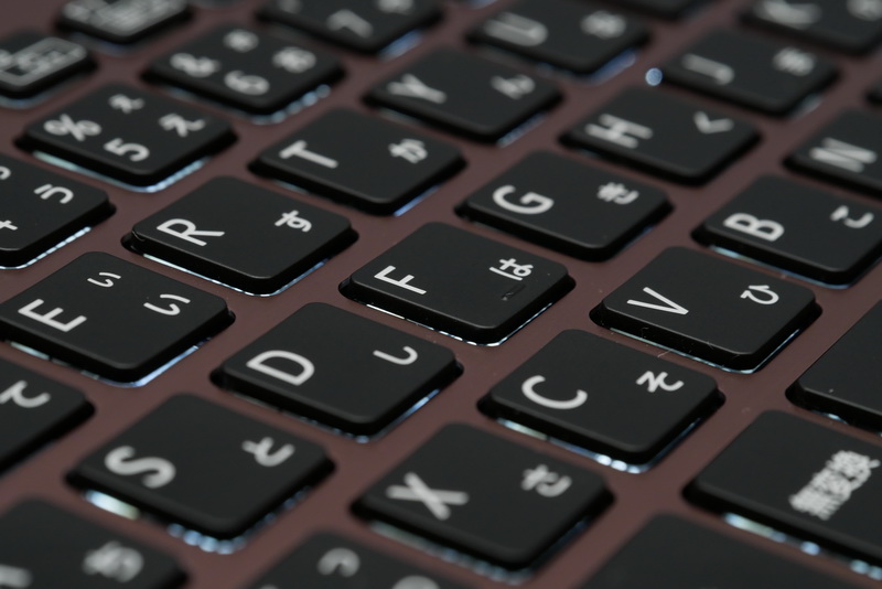 ストロークは約1.2mmとまずまずの深さ。クリック感もしっかりしていて打鍵感は良好。加えてタイピング時の音がかなり静かな点もうれしい