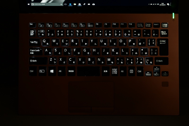 キーボードはバックライトを搭載しており、暗い場所でも快適なタイピングが可能