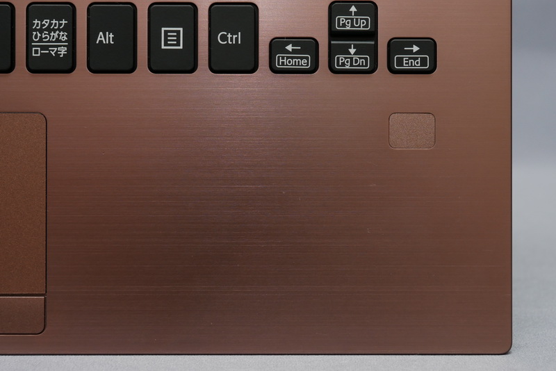 右パームレストのカソルキー下部に指紋認証センサーを搭載している