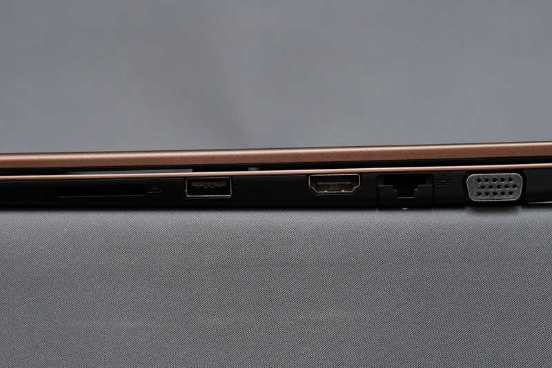 右側面には、SDカードスロット、USB 3.0×1ポート、HDMI出力、Gigabit Ethernet、ミニD-Sub15ピンを用意。従来モデルにあったUSB Type-Cポートは省かれている