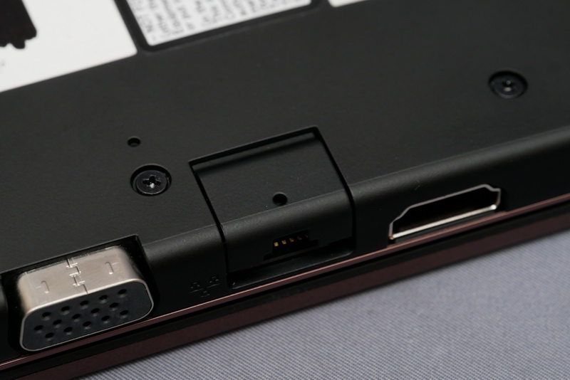 Gigabit Ethernetポートは下部に穴が用意され、万が一LANコネクタのピンが折れても外部から細い棒で押し込みケーブルを抜けるよう配慮されている