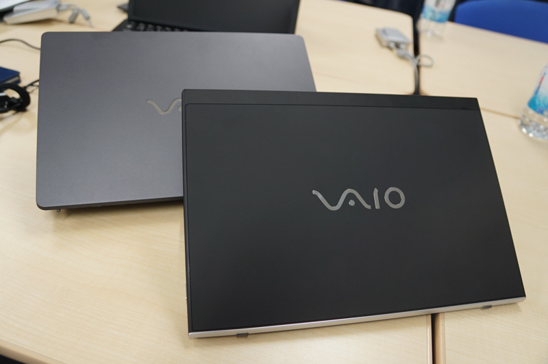 新旧VAIO S11、奥側が旧VAIO S11、手前が新VAIO S11