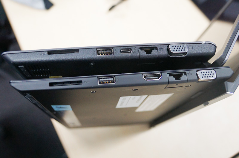 新旧VAIO S11のポート比較。上が旧モデルで、下が新モデル。新モデルではUSB Type-C(Thunderbolt 3)がなくなっているが、HDMIとUSB Type-Aが1つ増え、セキュリティロックが追加されている。