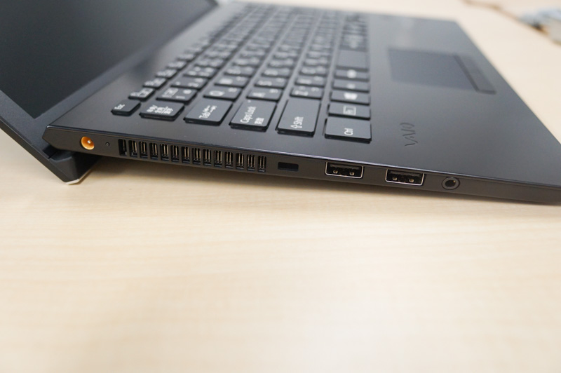 こちらは新VAIO S13のポート、上のS11の写真と見比べればわかるが、ポートの配置されている場所は相対的に同じ。従来モデルにはなかったケンジントンセーバー用のセキュリティホールが追加されている