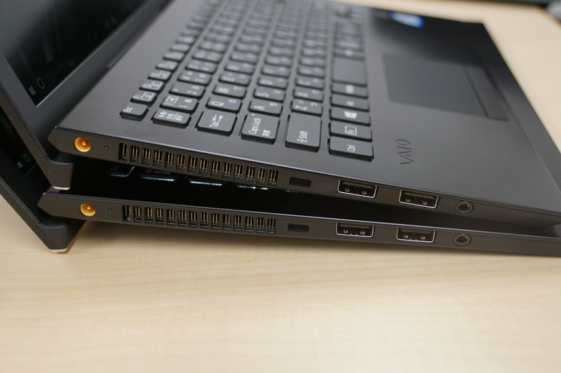 VAIO S11(上)とVAIO S13(下)を重ねて置いたところ、ポートの位置やデザインが似通っていることがよくわかる