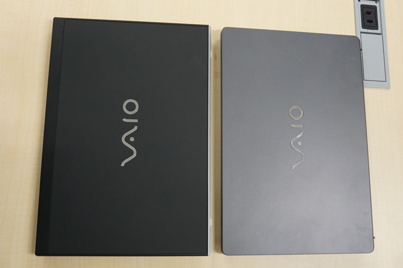 新VAIO S11(左)と旧VAIO S11(右)の天板比較