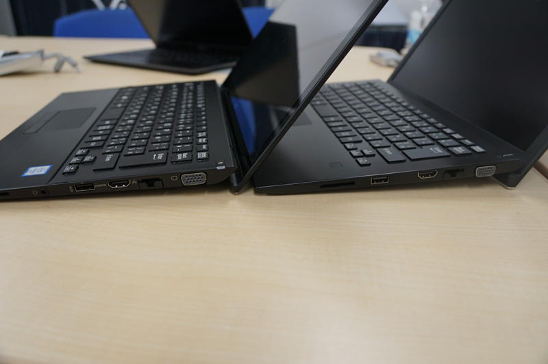 旧VAIO S13(左)と新VAIO S13(右)の角度比較。わずかながら新VAIO S13のほうがわずかに角度がついている