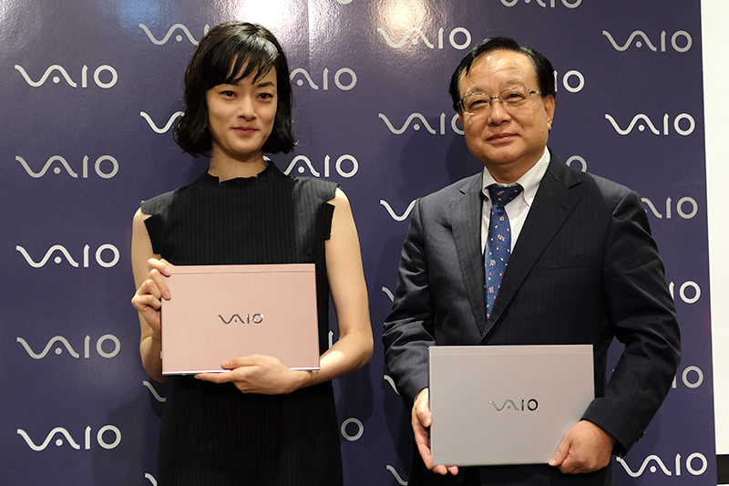 製品CMに登場する女優の市川実日子さん(左)