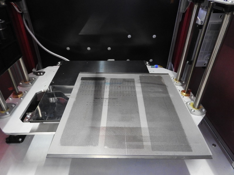 プラットフォームの上にマグネット式シートを乗せ、その上に造形することで簡単に造形物を取り外せる