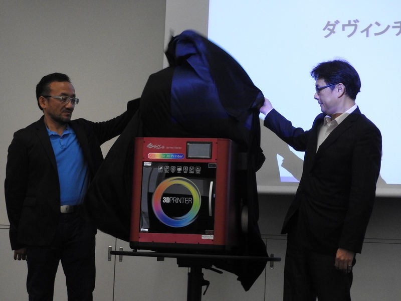 新製品にかけられていた布のベールを、Frank Ho氏らが取り払った