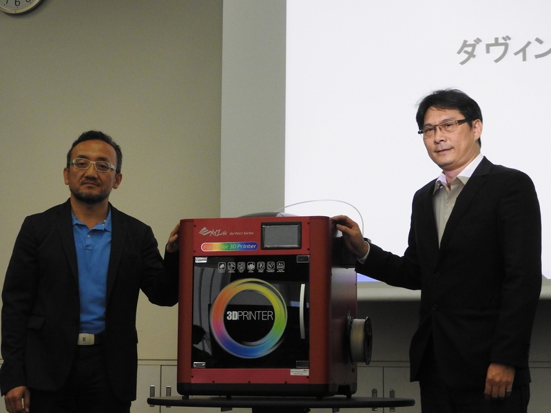 ベールが取り払われ、新製品の「ダヴィンチ Color」が姿を現した