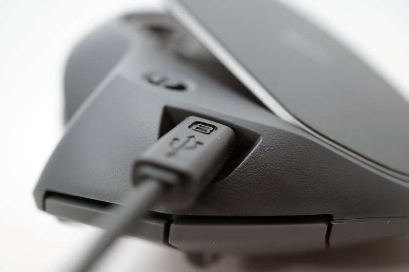 充電用のMicro USBコネクタ。M570と違い乾電池ではなく内蔵式の充電池になった。バッテリ駆動時間は最長4カ月と結構長持ちする