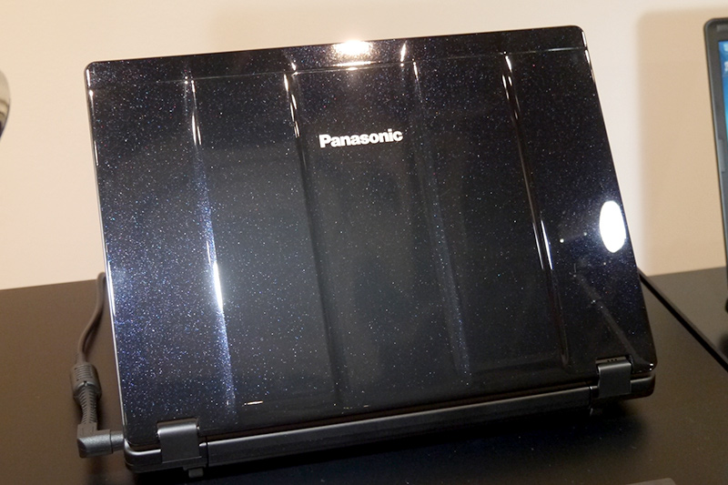 フルスターブラックを採用したプレミアムエディション「CF-SZ6X15QP」