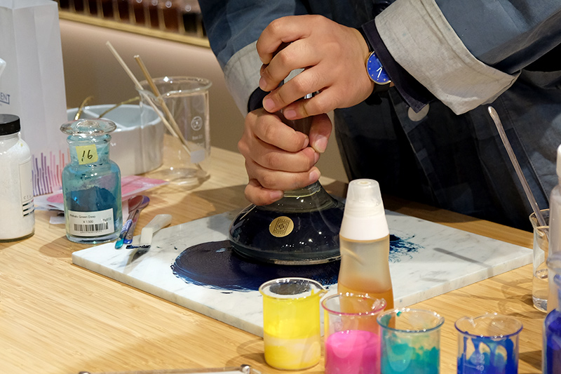 練り具合によって絵の具の伸びが変わるという