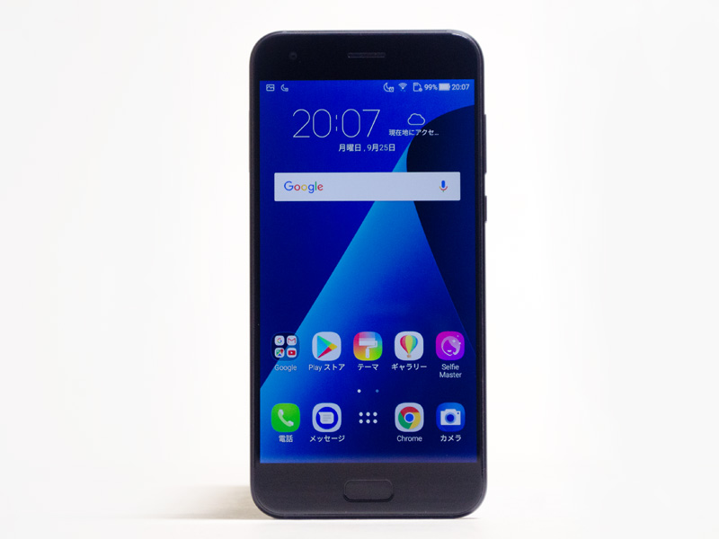 前面。左右は2.1mmスリムベゼル、パネル上左側に800万画素前面カメラ、上中央にスピーカー(通話用)。ナビゲーションボタンはハードウェア式