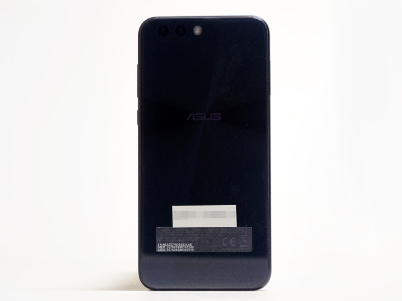 背面。上部左側に標準カメラ、内側が広角、その横にフラッシュ