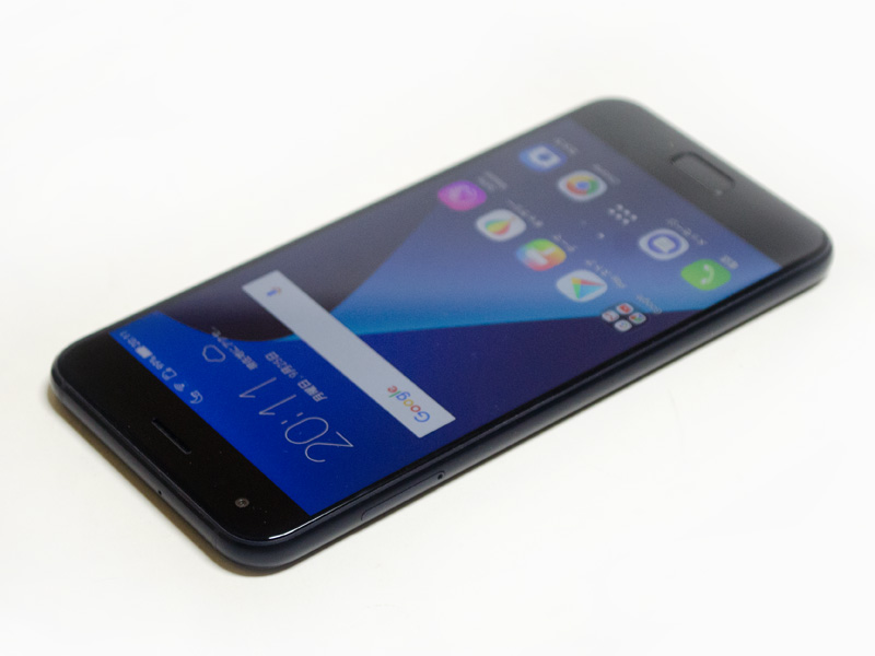 左/上側面。左側面にmicroSDカード/Nano SIMカードスロット